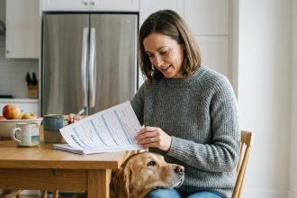 Femme avec chien en cuisine pour assurance animaux